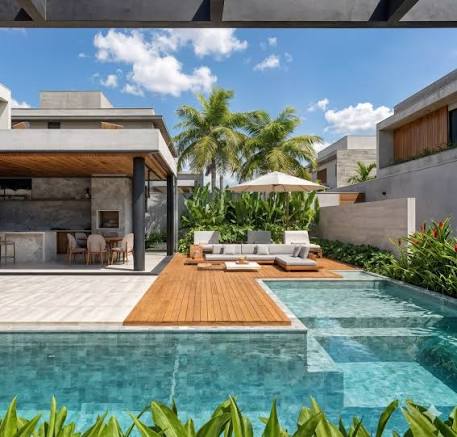 Área de lazer com deck e piscina